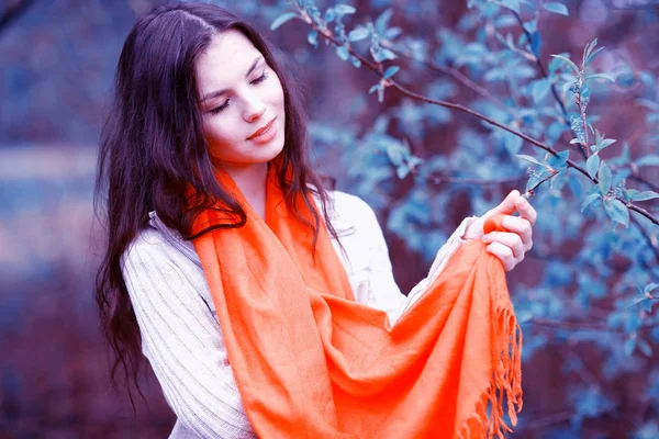 Jovem mulher na floresta de primavera — Fotografia de Stock