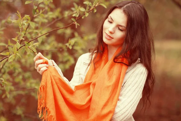 Jeune femme dans la forêt de printemps — Photo