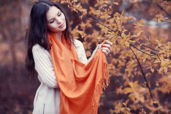 Молодая женщина в осеннем лесу — стоковое фото