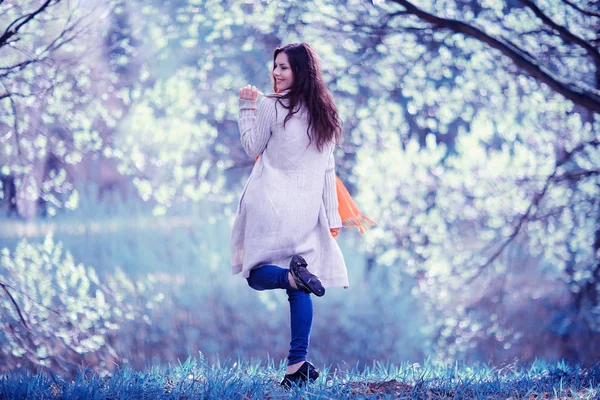 Giovane donna nel parco primaverile — Foto Stock