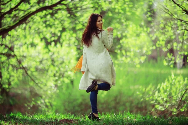 Jonge vrouw in voorjaarspark — Stockfoto