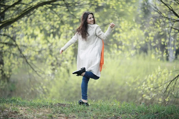 Jeune femme dans le parc de printemps — Photo