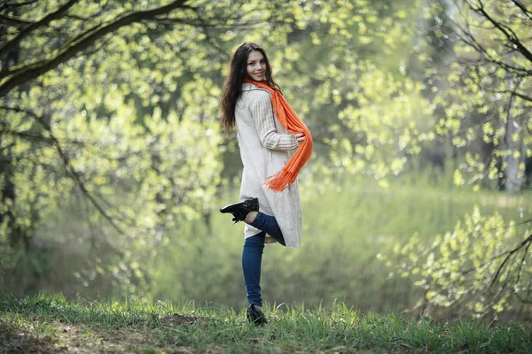 Mujer joven en el parque de primavera — Foto de Stock