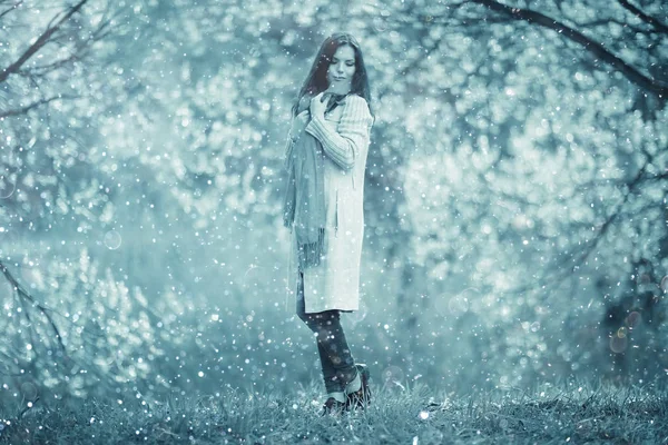 Young woman in spring park — Stock Photo, Image