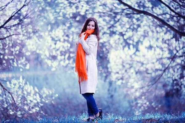 Молодая женщина в весеннем парке — стоковое фото