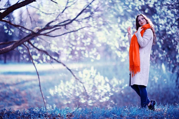 Jovem mulher na floresta de primavera — Fotografia de Stock