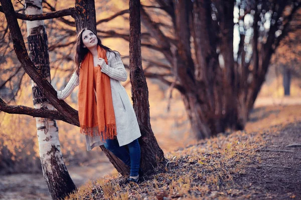 Молодая женщина в осеннем парке — стоковое фото