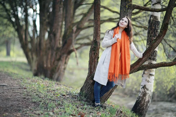 Jovem mulher na floresta de primavera — Fotografia de Stock