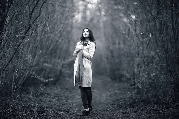 Mujer joven en bosque de otoño — Foto de Stock