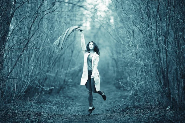 Young woman in autumn forest — Stock Photo, Image