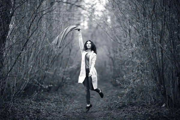 Mujer joven en bosque de otoño — Foto de Stock