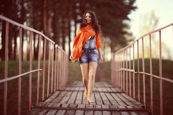 Mujer joven en el parque de otoño — Foto de Stock