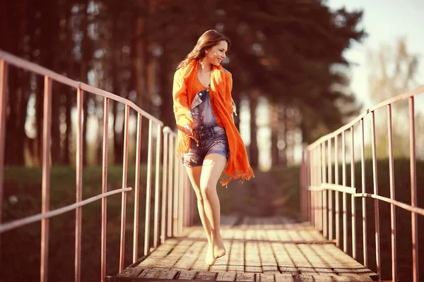 Jeune femme dans le parc de printemps — Photo