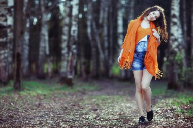 Bahar parkında genç bir kadın