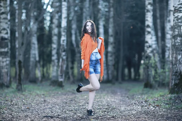 Jeune femme dans le parc d'automne — Photo