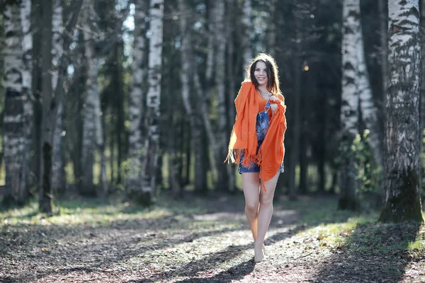 Jeune femme dans le parc de printemps — Photo