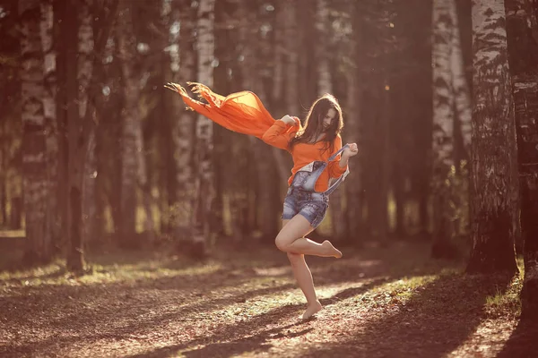 Jovem mulher no parque de outono — Fotografia de Stock