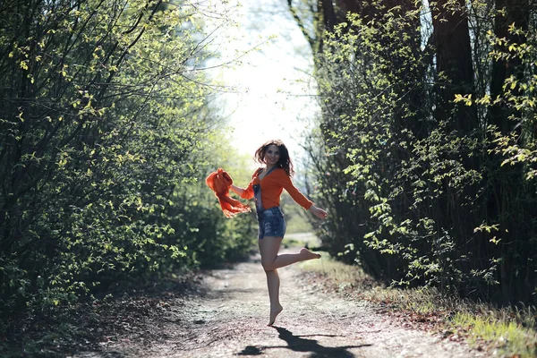 春の公園の若い女性 — ストック写真