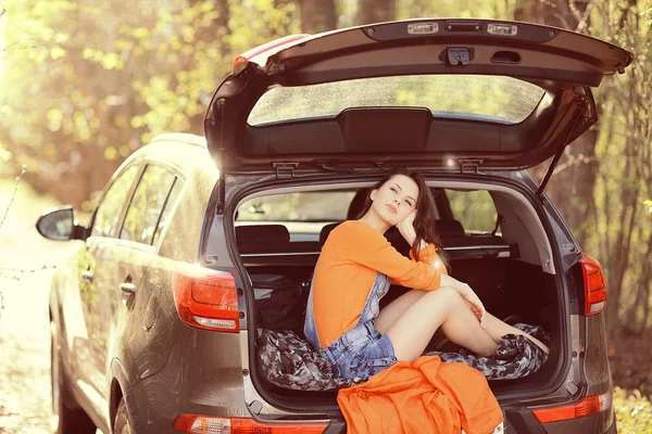 Jovem mulher no porta-malas do carro — Fotografia de Stock