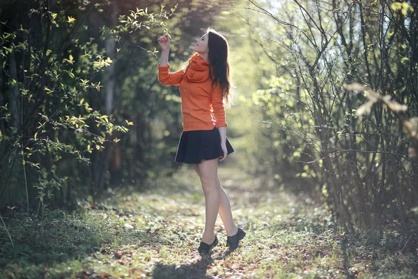 Giovane donna nel parco primaverile — Foto Stock