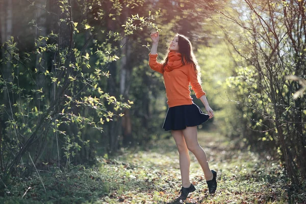 春の公園の若い女性 — ストック写真