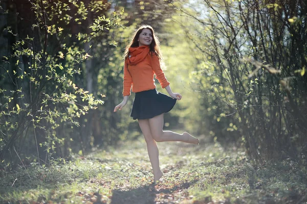 Jeune femme dans le parc de printemps — Photo