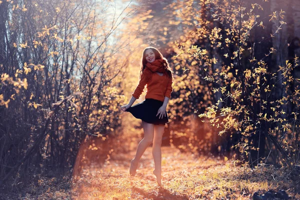 Jonge vrouw in herfst park — Stockfoto