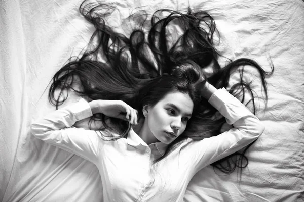 Εφηβικό κορίτσι με μακριά μαλλιά στο κρεβάτι — Φωτογραφία Αρχείου