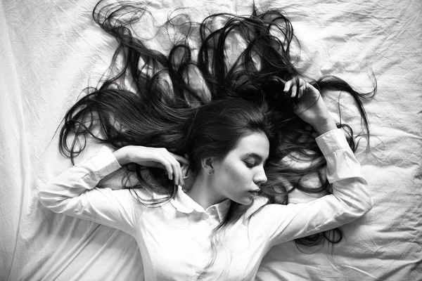 Yatakta uzun saçlı genç kız — Stok fotoğraf