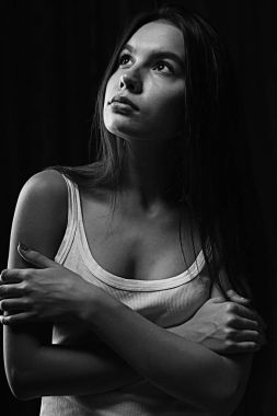 genç kız beyaz kolsuz bluz