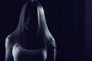 genç kız beyaz kolsuz bluz