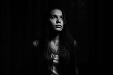 genç kız beyaz kolsuz bluz