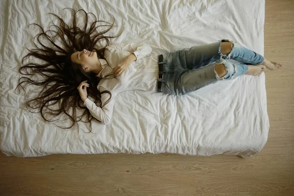 十几岁的女孩在床上的长头发 — 图库照片