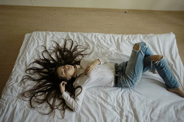 Adolescente avec les cheveux longs au lit — Photo