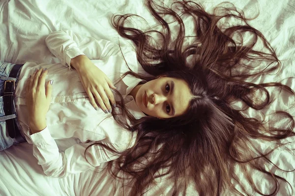 Εφηβικό κορίτσι με μακριά μαλλιά στο κρεβάτι — Φωτογραφία Αρχείου