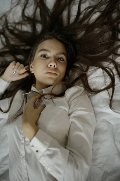 Adolescente avec les cheveux longs au lit — Photo