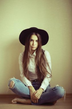 Siyah şapkalı genç kız