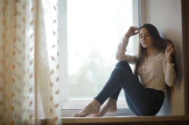 pencere kenarında oturan genç kız
