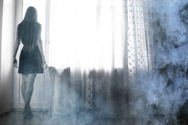 pencere yakınındaki genç kız