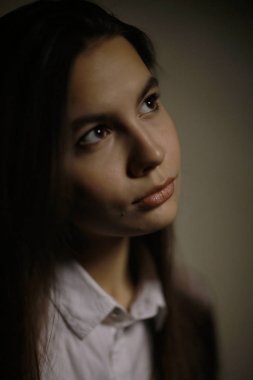  düşünceli güzel genç