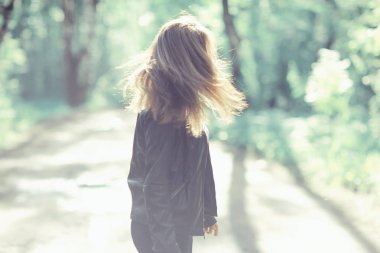 Park 'taki genç kadın.