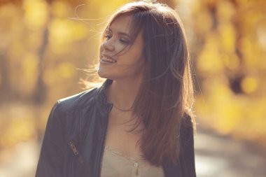 Parktaki güzel kadın.