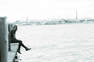 iskelede genç güzel kadın