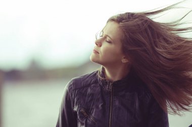 Genç güzel kadın.