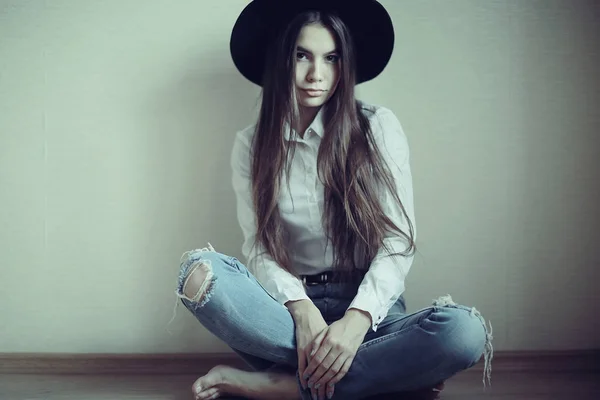 Adolescente ragazza in cappello nero — Foto Stock