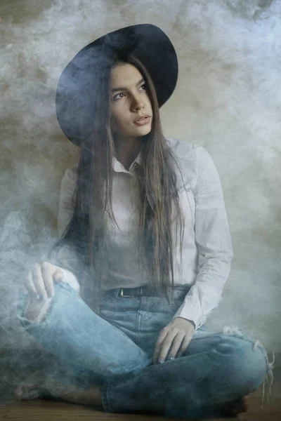 Adolescente ragazza in cappello nero — Foto Stock