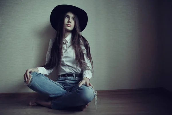 Tonårig flicka i svart hatt — Stockfoto