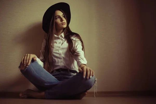 Adolescente ragazza in cappello nero — Foto Stock