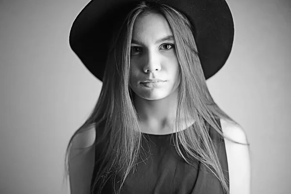 Dospívající dívka v černém klobouku — Stock fotografie