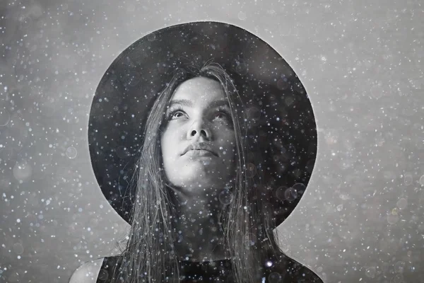 Adolescente chica en negro sombrero — Foto de Stock